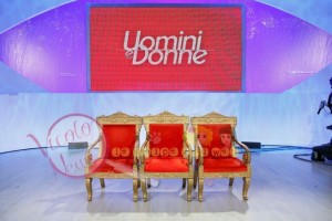 uomini-e-donne-poltrone-rosse-troni